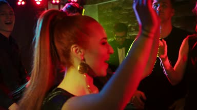 Bir gece kulübünde dans. Gece kulübünde dans gençler. Konfeti vardır onları