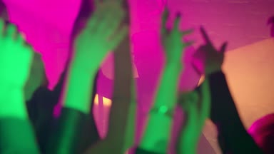 Eller yavaş çekimde bir partide. Ellerini havaya kaldır! Arkadaşlar bir parti ya da konser, festival, eğleniyor. Onlar yukarıda başlarını sanatçı tezahürat, elele tutuşun. Ağır çekim vurdu