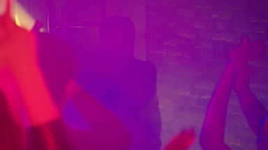 Ellerini çırp! Ellerini havaya kaldır! Arkadaşlar bir parti ya da konser, festival, eğleniyor. Onlar başlarını yukarıda el çırp