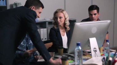 Tasarımcıları iş başında. Yaratıcı ekip projenin nihai tasarımı üzerinde çalışıyor. Onların patron tasarım büyük olduğuna ikna etmeye çalışıyorlar. O kabul eder