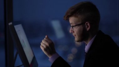Geç saatlere kadar gelen stres. Genç adam bu proje bitirmek için ofiste geç kalacak. Gözleri çok yorgun. Gözlüklerini alır ve ne yapması gerektiğini düşünüyor