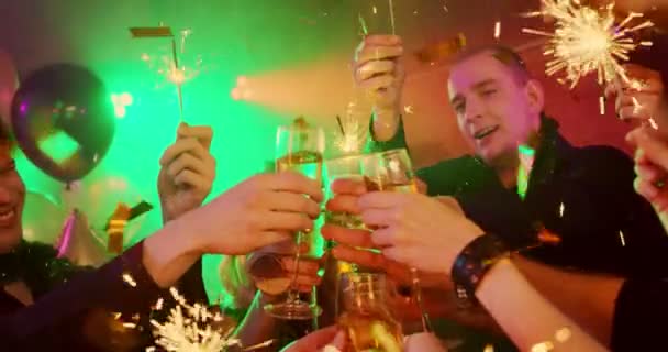 Feliz Ano Novo Jovens Estão Disparar Luzes Bengala Numa Discoteca — Vídeo de Stock
