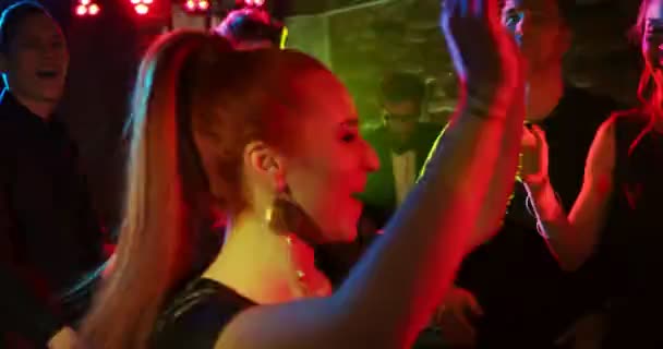 Dansen Een Discotheek Jonge Mensen Dansen Nachtclub Confetti Zijn Overal — Stockvideo