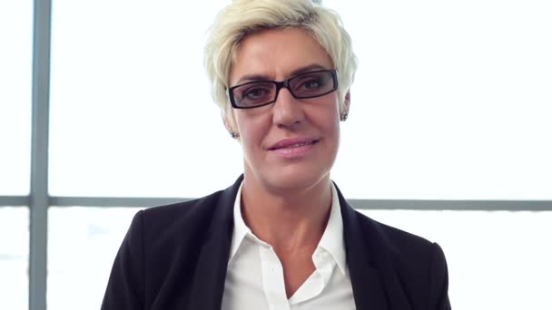 Porträt Einer Lächelnden Geschäftsfrau Hübsche Geschäftsfrau Mittleren Alters Lächelt Die — Stockvideo