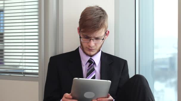 Σοβαρή Νεαρός Άνδρας Φαίνεται Ειδήσεις Σχετικά Tablet Νέοι Διευθυντή Ένας — Αρχείο Βίντεο
