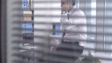 Kötü haber telefonda. İşadamı onun ortağı kötü haber telefonla söyledi. Morali bozuk. O onun masada oturur ve e-posta onun bilgisayar üzerinde bir kez daha bakmak