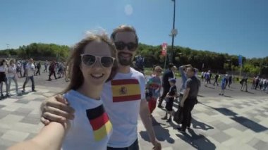 Irkçılık ve Fair Play kavram Hayır demek: Germain ve İspanyol futbol fanlar öpüşme. Güzel futbol taraftarları birkaç: Almanya ve İspanya birlikte. Hayır demek ırkçılık kavramı