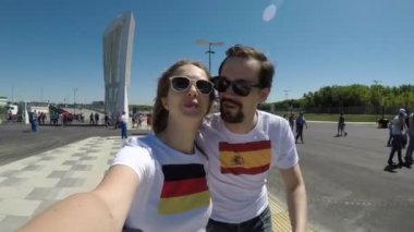 Irkçılık ve Fair Play kavram Hayır demek: Germain ve İspanyol futbol fanlar öpüşme. Güzel futbol taraftarları birkaç: Almanya ve İspanya birlikte. Hayır demek ırkçılık kavramı