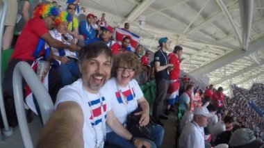 Samara, Rusya - 06.17.2018: Kosta Rika futbol fanlar (Fifa Dünya Kupası 2018) Maç Kosta Rika Vs Sırbistan. Futbol taraftarları orta yaşlı