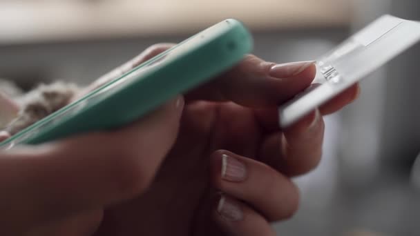 Νεαρή γυναίκα αγοράζει σε απευθείας σύνδεση χρησιμοποιώντας το τηλέφωνό της — Αρχείο Βίντεο
