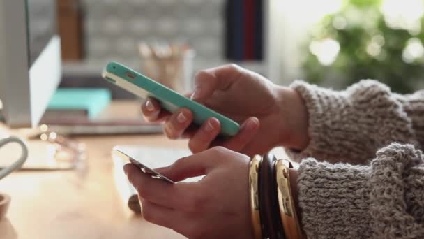 年轻女人用她的手机上网购物 — 图库视频影像