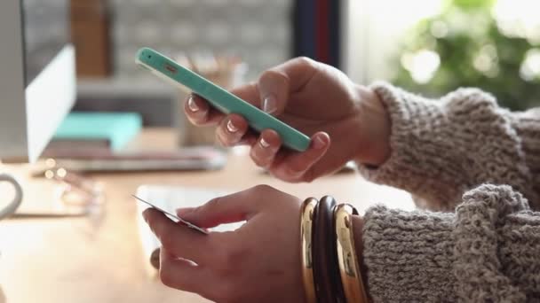 Mujer joven compra en línea usando su teléfono — Vídeo de stock