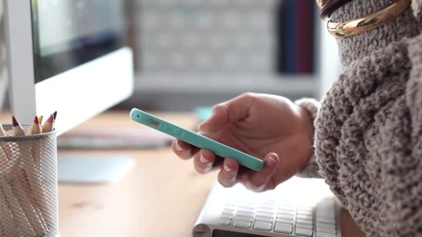 Przewijanie i SMS-owanie młodej kobiety za pomocą smartfona — Wideo stockowe