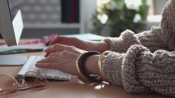 Mujer joven Desplazamiento y mensajes de texto usando su Smartphone y Computadora — Vídeo de stock