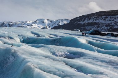 Glacier özel rehberi ve birkaç uzun yürüyüşe çıkan kimse mesafe, İzlanda ile peyzaj
