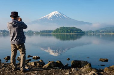 Mt. Fuji fotoğraf çekici turistik su, Japonya yansıyan
