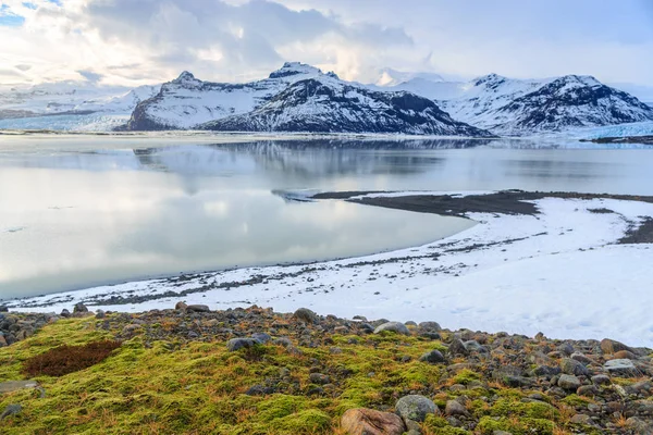 Paisagem Montanhas Cobertas Neve Com Fundo Musgo Verde Islândia — Fotografia de Stock