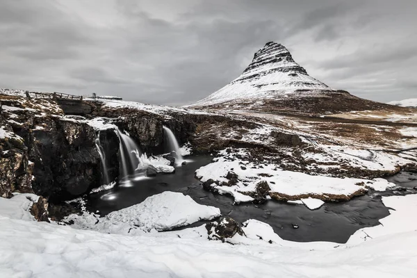 Μακροχρόνια Έκθεση Του Βουνού Καταρράκτη Στο Προσκήνιο Χειμώνα Ισλανδία — Φωτογραφία Αρχείου