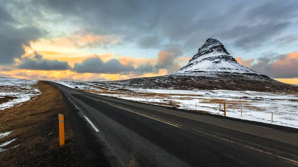 Kirkjufell Alacakaranlıkta Zlanda Bulut Gökyüzü Altında Giden Yol — Stok fotoğraf