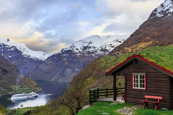 Foco Selecionado Varanda Casa Com Grama Telhado Fiorde Geiranger Noruega — Fotografia de Stock