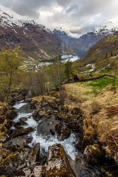 从山到 Geiranger 海湾的瀑布流 — 图库照片