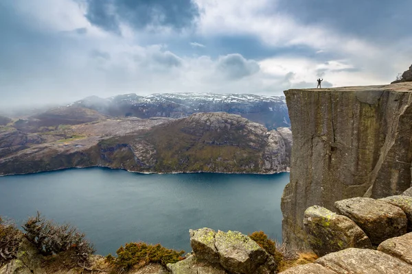 Mann Steht Auf Einem Felsen Aus Kanzelfelsen Preikestolen Norwegen Stockfoto