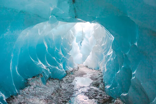 Parede de cristal azul na caverna na geleira — Fotografia de Stock