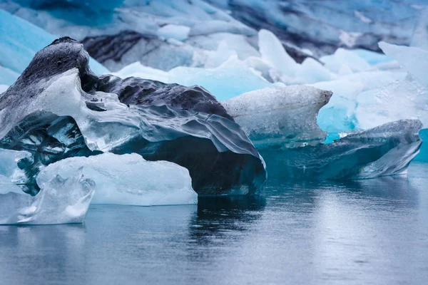 Vista de perto dos icebergs na lagoa do glaciar Jokulsarlon — Fotografia de Stock