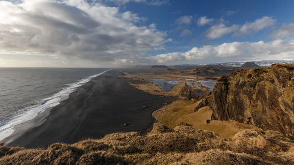 Vista aérea de la playa de arena negra — Foto de Stock