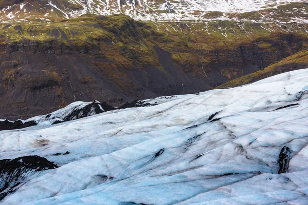 Пейзаж ледника Solheimajokull с горным хребтом backgrou — стоковое фото