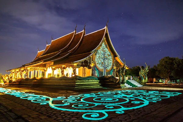 Templo Sirindhorn Wararam ou Wat Phuproud em Ubon Ratchathani Pr — Fotografia de Stock