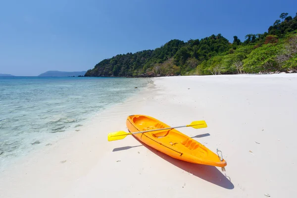 คายัคสีเหลืองบนชายหาดเกาะเขตร้อน ประเทศไทย — ภาพถ่ายสต็อก