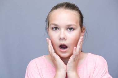 Kız onun yüzüne şaşkınlıkla tutuyor