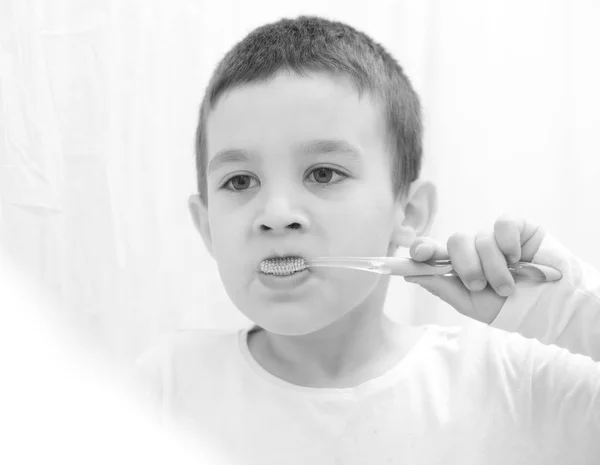 可爱快乐的男孩在浴室里她刷牙 — 图库照片