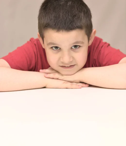 Portret Van Een Leuke Jongen Die Twijfelachtig Uitziet Onderwijsconcept — Stockfoto