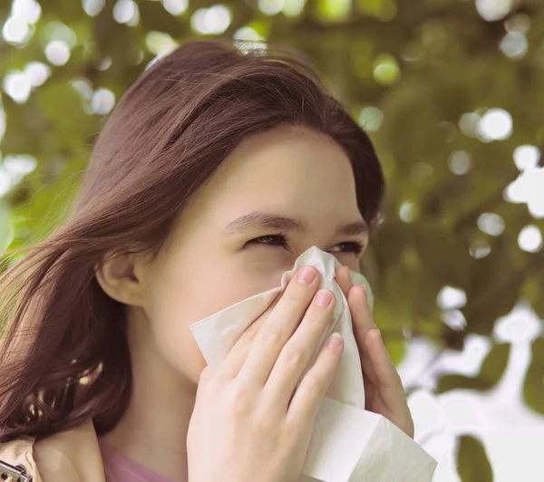 Skolpojke Med Ansiktsmask Titta Online Utbildning Klasser Känna Uttråkad Och — Stockfoto