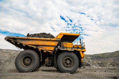 Büyük taş ocağı damperli kamyon. Damper Rock'da yükleniyor. Kömür vücut kamyona yükleniyor. Üretim yararlı mineraller. Araştırma kamyon madencilik makine açık Ocak kömür üretim olarak kömür taşımak için.