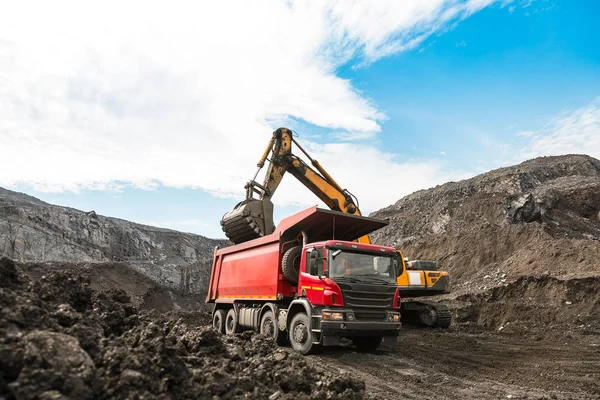 Large quarry dump truck. Loading the rock in dumper. Loading coal into body truck. Production useful minerals. Mining truck mining machinery, to transport coal from open-pit as the coal production. — Stock Photo, Image