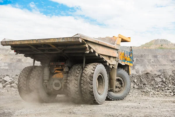 Grande camião de descarga de pedreiras. A carregar a pedra no despejo. A carregar carvão no camião do corpo. Produção minerais úteis. Máquinas de mineração de caminhões de mineração, para transportar carvão de poço aberto como a produção de carvão . — Fotografia de Stock