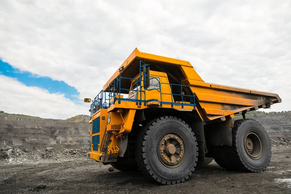 Truk sampah tambang besar. Memuat batu di dumper. Memuat batubara ke dalam truk mayat. Produksi mineral yang berguna. Mesin pertambangan truk tambang, untuk mengangkut batu bara dari lubang terbuka sebagai produksi batu bara . — Stok Foto