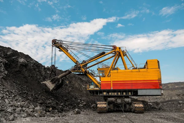 Stora stenbrott dumper. Laddar klippan i dumper. Läsa in kol i kroppen lastbil. Produktion nyttiga mineraler. Gruvdrift lastbil gruvmaskiner, att transportera kol från dagbrott som kolproduktion. — Stockfoto