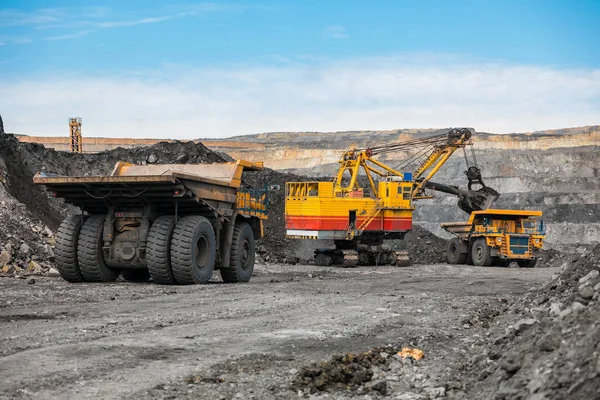 Large quarry dump truck. Loading the rock in dumper. Loading coal into body truck. Production useful minerals. Mining truck mining machinery, to transport coal from open-pit as the coal production. — Stock Photo, Image