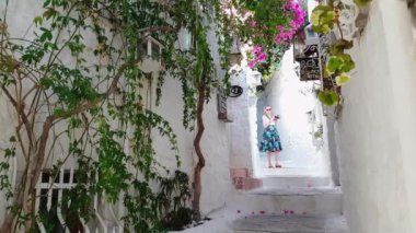 Genç güzel kız turist, şehir eski dar sokak yürür ve extramural çekiyor. Marmaris yaz güneşli bir günde