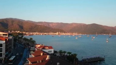Timelapse, güneşli gün batımı dağlar, sokak tatil beldesi, yukarıdan Panoraması şehir. Multilapse