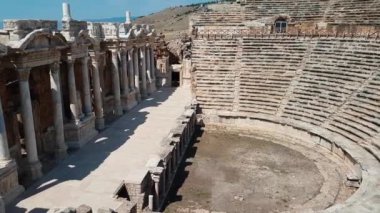Eski Şehir enkaz Türk amfi tiyatro kalıntıları. Arkeolojik cazibe. Antik kent Hierapolis Marmaris Türkiye'de yakın