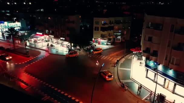 In defokussierter Zeitraffer-Ansicht in Marmaris sind Menschen in dieser belebten Straße zu sehen, die das wichtigste Wahrzeichen für Touristen ist. Nachtansicht der Touristenstraße. — Stockvideo