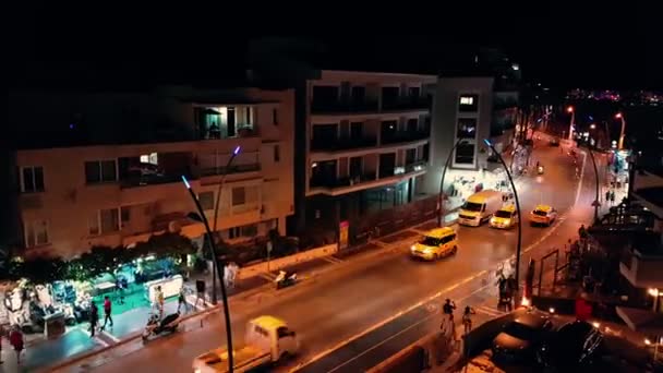 Dalam pandangan defocus tiLapse di Marmaris orang dapat dilihat di jalan yang sibuk ini yang merupakan tengara utama bagi wisatawan. Pemandangan malam dari jalan turis . — Stok Video