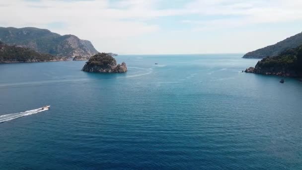 Panorama från kust till hav från ovan. Flygfoto över båten. Fantastisk strand med turkos och öppet hav. Emerald Coast, Marmaris, Turkiet — Stockvideo