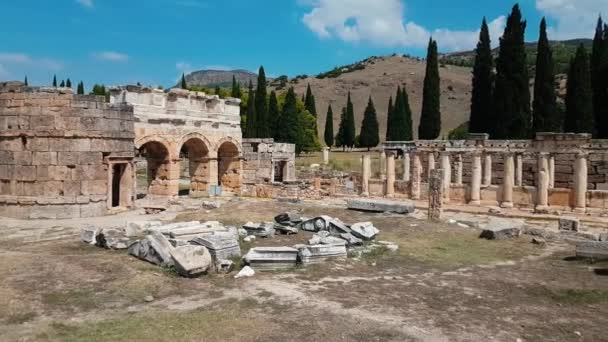 De ruïnes van de oude stad puin van Turkse amfitheater. Archeologische trekpleister. Oude stad Hierapolis in de buurt van Marmaris in Turkije — Stockvideo