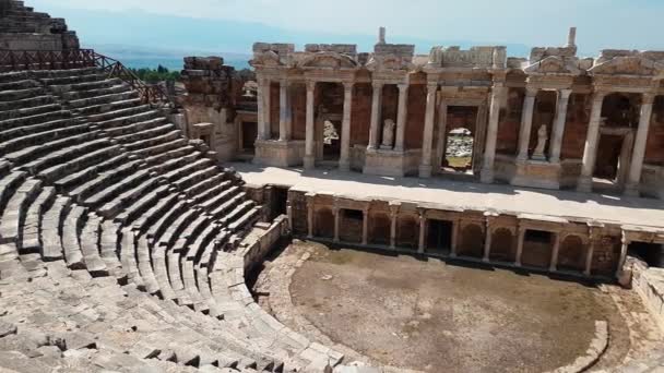 Die Ruinen der alten Stadt Trümmer des türkischen Amphitheaters. archäologische Attraktion. antike Stadt Hierapolis bei Marmaris in der Türkei — Stockvideo